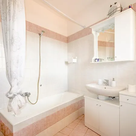 Apartment Accogliente Bilocale Centrale, Terrazza, Parking *